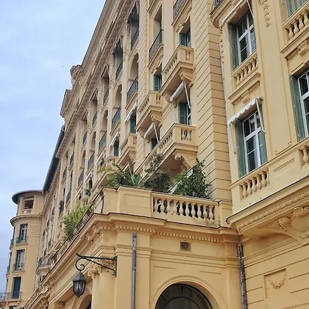 Superbe De 100m2 Face A La Dans Un Ancien Palace Lägenhet Menton