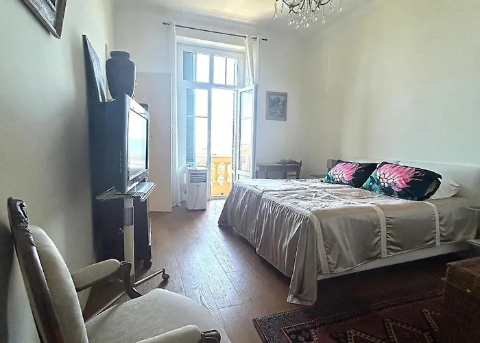 Superbe De 100m2 Face A La Dans Un Ancien Palace * Μεντόν