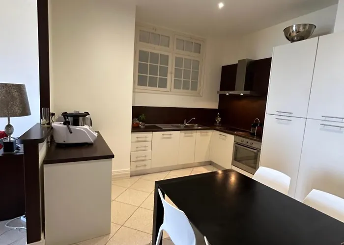 Superbe De 100m2 Face A La Dans Un Ancien Palace