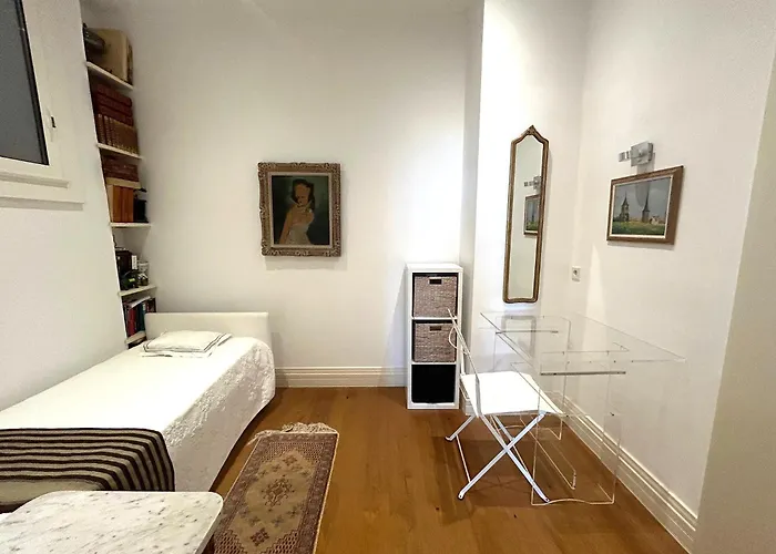 Superbe De 100m2 Face A La Dans Un Ancien Palace Μεντόν