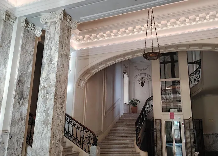 Superbe De 100m2 Face A La Dans Un Ancien Palace Μεντόν