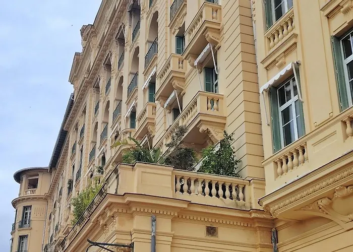 Superbe De 100m2 Face A La Dans Un Ancien Palace Διαμέρισμα Μεντόν