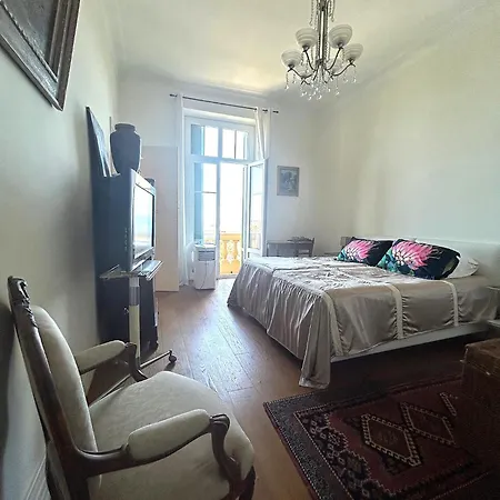 Superbe De 100m2 Face A La Dans Un Ancien Palace * Ментона