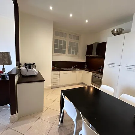 Superbe De 100m2 Face A La Dans Un Ancien Palace