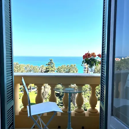 Superbe De 100m2 Face A La Dans Un Ancien Palace * Ментона