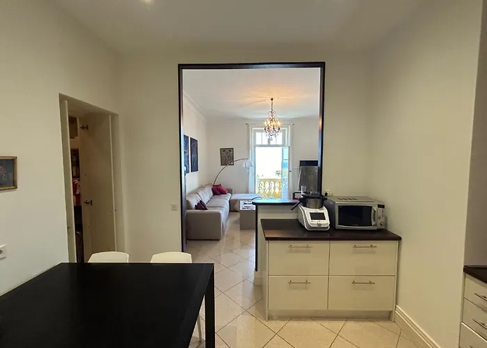 Superbe De 100m2 Face à La Dans Un Ancien Palace Apartamento Menton